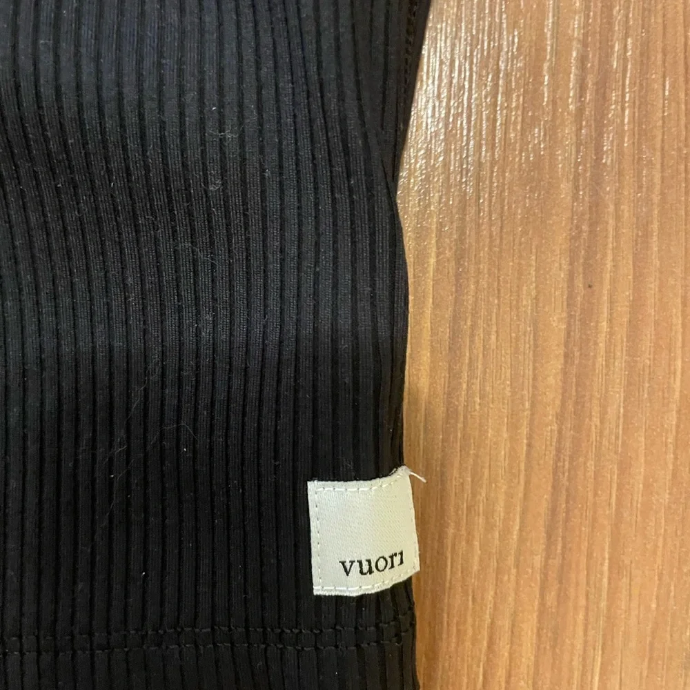 Vuori Black Strappy Back Tank Top - Picture 5 of 6